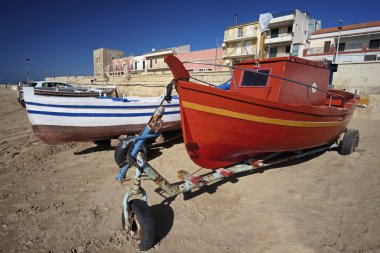 İtalya, Sicilya, Akdeniz, Punta Secca (Ragusa eyaletinde), ahşap balıkçı tekneleri karaya
