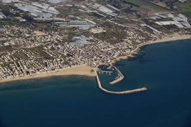 İtalya, Sicilya; Güney Doğu Sicilya kıyı şeridi ve Scoglitti kent (Ragusa eyaletinin havadan görünümü)