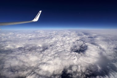 İtalya; 19 Ocak 2016, bulutların üzerinde - editoryal uçan uçak