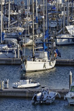 İtalya, Sicilya, Akdeniz, Marina di Ragusa; 4 Şubat 2016, tekneler ve Lüks Yatlar marina - Editörden
