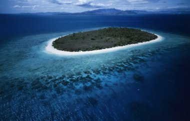 Pasifik Okyanusu, Fiji Adaları, havadan görünümü bir küçük tropik resif Adası - Film tarama