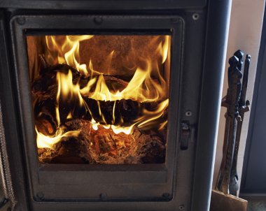 Yakacak odun ocağında yanıyor.