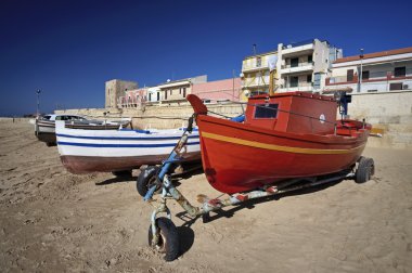 İtalya, Sicilya, Akdeniz, Punta Secca (Ragusa eyaletinde), ahşap balıkçı tekneleri karaya