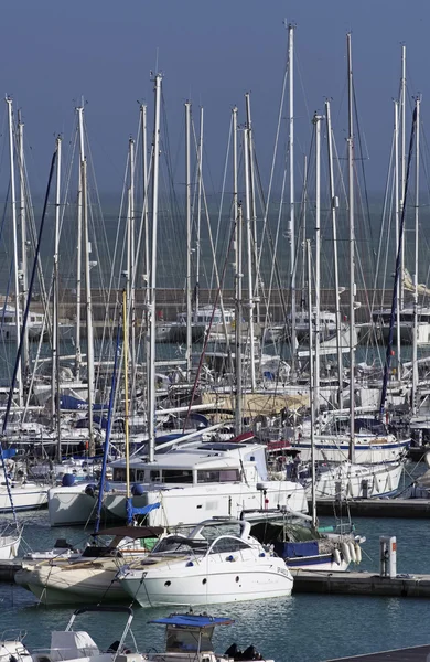 Italien, Sicilien, Medelhavet, Marina di Ragusa; 12 januari 2016, syn på lyxiga yachter i marina - ledare — Stockfoto