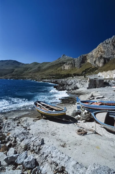 Italia, Sicilia, San Vito Lo Capo (Trapani), barche da pesca in legno presso il vecchio stabilimento di pesca del tonno - FILM SCAN — Foto Stock