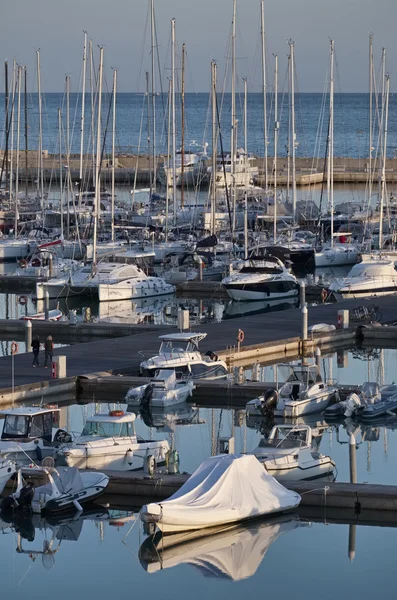 Itálie, Sicílie, Středozemní moře, Marina di Ragusa; 6. února 2016, lodě a luxusní jachty v přístavu při západu slunce - Editorial — Stock fotografie