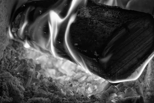 Brennholz im Ofen verbrennen — Stockfoto