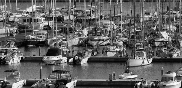 Olaszország, Szicília, Földközi-tenger, Marina di Ragusa; 2015. November 20.-ig view luxus jacht a kikötőben - szerkesztőség — Stock Fotó