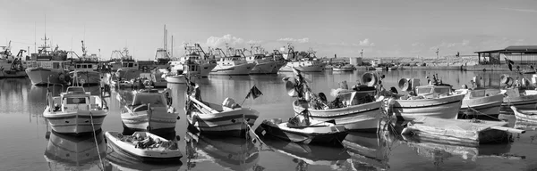 Italië, Sicilië, Palermo (provincie Ragusa); 12 oktober 2015, Siciliaanse houten vissersboten in de haven - redactie — Stockfoto