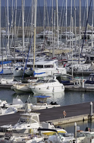 Italia, Sicilia, Mar Mediterráneo, Marina di Ragusa; 20 Diciembre 2015, vista de yates de lujo en el puerto deportivo - EDITORIAL —  Fotos de Stock