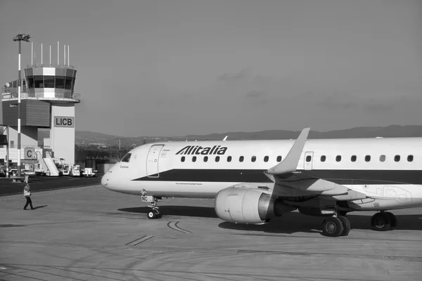 Italia, Sicilia, Aeropuerto de Comiso (Provincia de Ragusa); 1 Diciembre 2015, avión en la pista y torre de control de vuelo - EDITORIAL — Foto de Stock