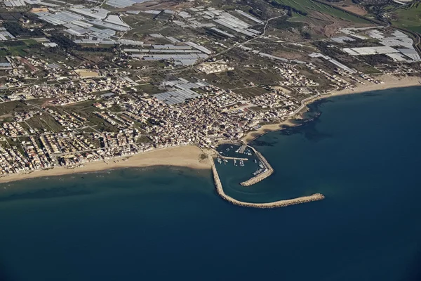 Italien, Sizilien; Luftaufnahme der südöstlichen sizilianischen Küste und der Stadt Scoglitti (Provinz Ragusa)) — Stockfoto