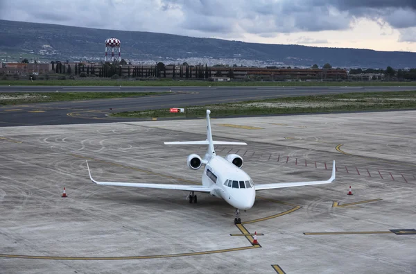 イタリア、シチリア島、Comiso 空港 (ラグーザ県);2014 年 1 月 17 日、エグゼクティブ ジェット - 社説 — ストック写真