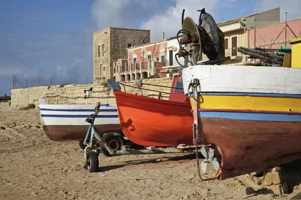 İtalya, Sicilya, Akdeniz, Punta Secca (Ragusa eyaletinde), ahşap balıkçı tekneleri karaya — Stok fotoğraf