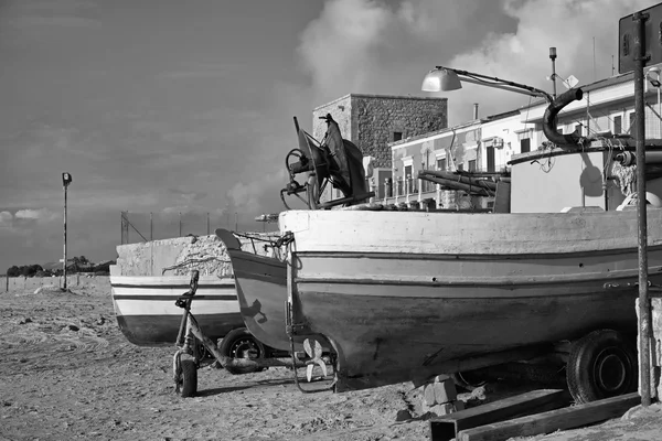 Italy, Sicily, Mediterranean sea, Punta Secca (Ragusa Province), wooden fishing boats ashore — Stock Photo, Image