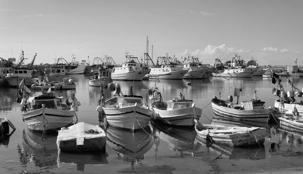 Itália, Sicília, Scoglitti (província de Ragusa); 12 de outubro de 2015, barcos de pesca de madeira sicilianos no porto - EDITORIAL — Fotografia de Stock