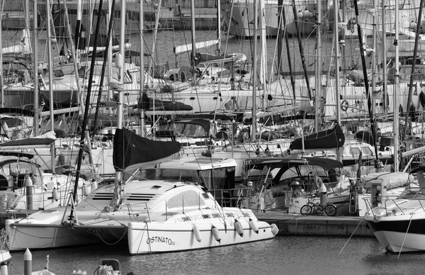 Italia, Sicilia, Mar Mediterraneo, Marina di Ragusa; 10 ottobre 2015, veduta di yacht di lusso nella marina - EDITORIALE — Foto Stock