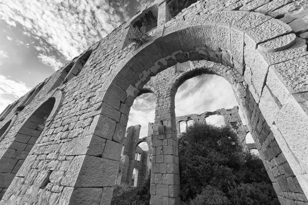 Италия; Сицилия, Сампиери (провинция Рагуза), руины старого кирпичного завода — стоковое фото