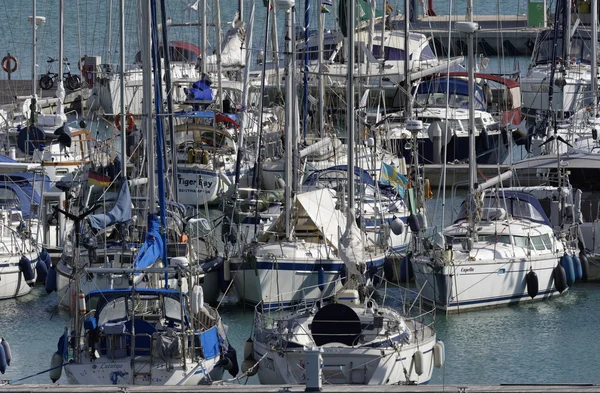 Italien, Sicilien, Medelhavet, Marina di Ragusa; 23 oktober 2015 Visa lyx yachter i marina - ledare — Stockfoto