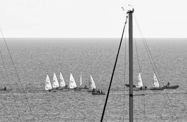 意大利的西西里岛，地中海，玛丽娜迪拉古;2015 年 12 月 8 日，小艇竞争外码头-社论 — 图库照片