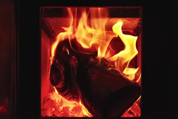 Brandhout branden in een kachel — Stockfoto