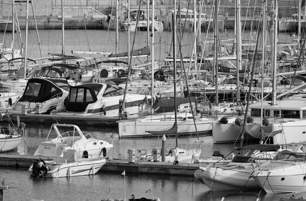 Italie, Sicile, Méditerranée, Marina di Ragusa ; 25 Décembre 2015, vue sur les yachts de luxe dans la marina - EDITORIAL — Photo