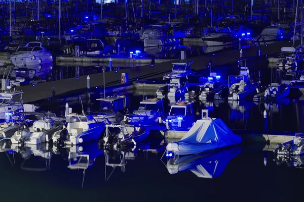 Italien, Sizilien, Mittelmeer, Marina di ragusa; 18. Oktober 2015, Blick auf Luxusjachten in der Marina bei Nacht - Leitartikel — Stockfoto