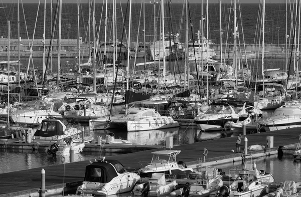 Italien, Sicilien, Medelhavet, Marina di Ragusa; 2 oktober 2015, syn på lyxiga yachter i marina - ledare — Stockfoto