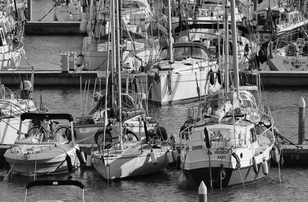 Італія, Сицилія, Середземне море, Марина ді Ragusa; 31 січня 2016 року подання човнів і розкішні яхти в Марина - редакції — стокове фото