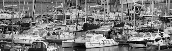 Італія, Сицилія, Середземне море, Марина ді Ragusa; 2 жовтня 2015, вид на розкішні яхти в Марина - редакції — стокове фото
