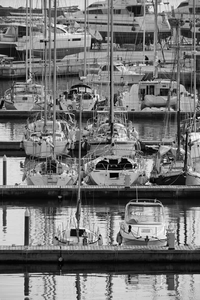 Itália, Sicília, Mar Mediterrâneo, Marina di Ragusa; 30 Janeiro 2016, vista de iates de luxo na marina - EDITORIAL — Fotografia de Stock