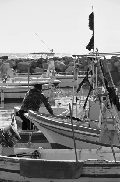 Italië, Sicilië, Middellandse Zee, Punta Secca (provincie Ragusa); 02 februari 2016, houten vissersboten in de haven - redactie — Stockfoto