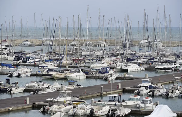 Itália, Sicília, Mar Mediterrâneo, Marina di Ragusa; 15 Outubro 2015, vista de iates de luxo na marina - EDITORIAL — Fotografia de Stock