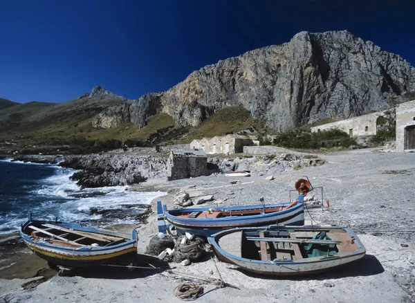 Italia, Sicilia, S. Vito Lo Capo (provincia di Trapani), barche da pesca in legno e la facciata del vecchio stabilimento di pesca del tonno - FILM SCAN — Foto Stock