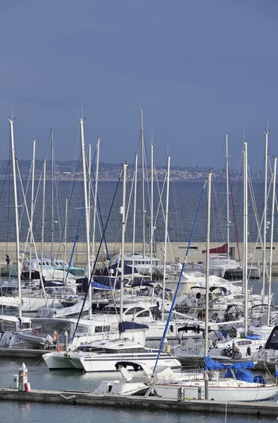 Италия, Сицилия, Средиземное море, Marina di Ragusa; 20 декабря 2015 года, вид роскошных яхт в марине - EDITORIAL — стоковое фото