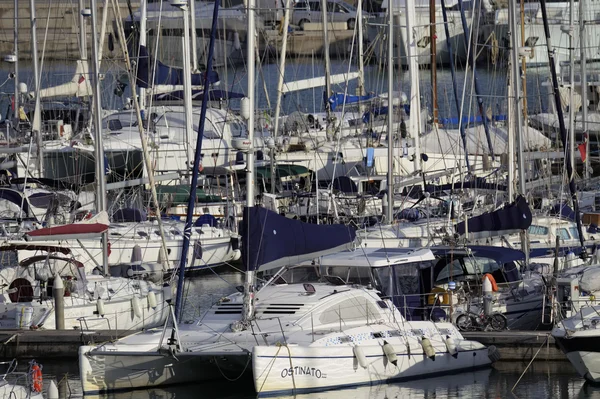 Італія, Сицилія, Середземне море, Марина ді Ragusa; 2 жовтня 2015, вид на розкішні яхти в Марина - редакції — стокове фото