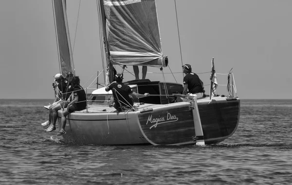 Италия, Сицилия, Средиземное море; 30 июня 2012, люди круизы на парусной лодке - EDITORIAL — стоковое фото