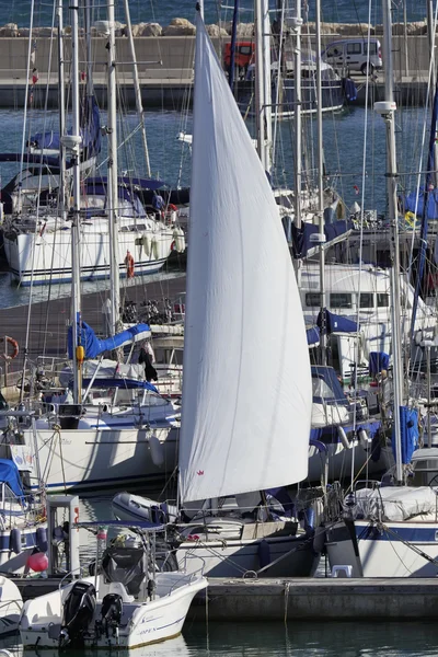 Italien, Sizilien, Mittelmeer, Marina di ragusa; 28. Oktober 2015, Blick auf Luxusyachten im Yachthafen - Leitartikel — Stockfoto