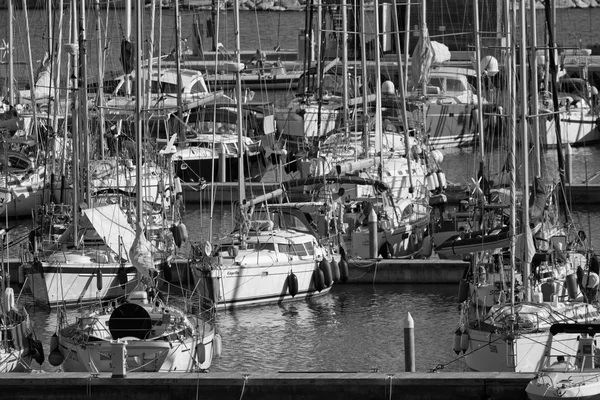 Italia, Sicilia, Mar Mediterráneo, Marina di Ragusa; 17 octubre 2015, vista de yates de lujo en el puerto deportivo - EDITORIAL — Foto de Stock