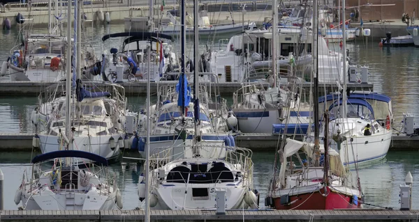 Італія, Сицилія, Середземне море, Марина ді Ragusa; 21 жовтня 2015, вид на розкішні яхти в Марина - редакції — стокове фото