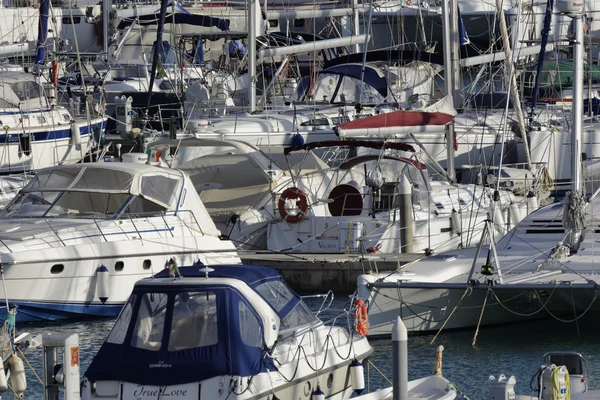 Olaszország, Szicília, Földközi-tenger, Marina di Ragusa; 2015. November 20.-ig view luxus jacht a kikötőben - szerkesztőség — Stock Fotó