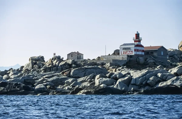 France, Corse du Sud, Mer Tyrrhénienne, vue sur le littoral rocheux de Lavezzi et phare depuis la mer - FILM SCAN — Photo