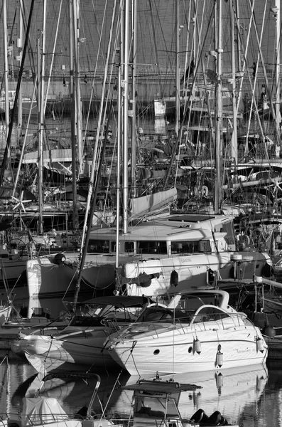 Italien, Sizilien, Mittelmeer, Marina di ragusa; 30. Oktober 2015, Blick auf Luxusyachten im Yachthafen - Leitartikel — Stockfoto