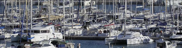 Italia, Sicilia, Mar Mediterraneo, Marina di Ragusa; 5 gennaio 2016, veduta di yacht di lusso nella marina - EDITORIALE — Foto Stock