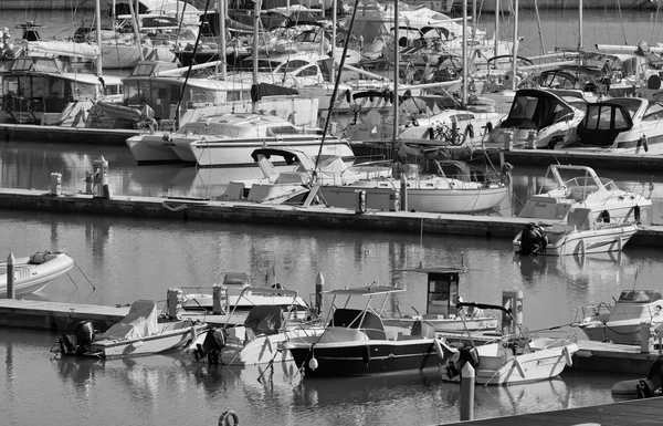 意大利的西西里岛，地中海，玛丽娜迪拉古;2016 年 1 月 9 日，小船和豪华游艇在码头-社论 — 图库照片