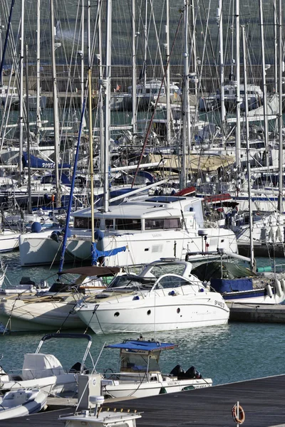 Italien, Sicilien, Medelhavet, Marina di Ragusa; 17 januari 2016, syn på lyxiga yachter i marina - ledare — Stockfoto
