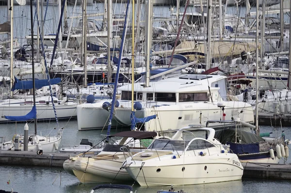 Włochy, Sycylia, Morze Śródziemne, Marina di Ragusa; 15 stycznia 2016, widok luksusowe jachty w przystani - Redakcja — Zdjęcie stockowe