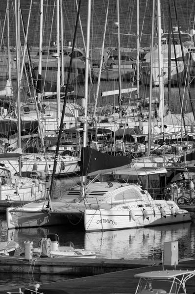 Italia, Sicilia, Mar Mediterráneo, Marina di Ragusa; 2 octubre 2015, vista de yates de lujo en el puerto deportivo - EDITORIAL — Foto de Stock