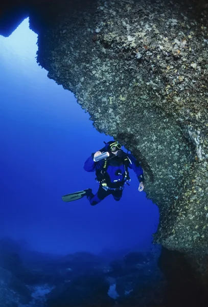 Іспанія, Середземне море, острові Ібіца, Фото т.; 113 червня 2006, Печера, Пірнання, scuba diver (фільм сканування) - редакції — стокове фото