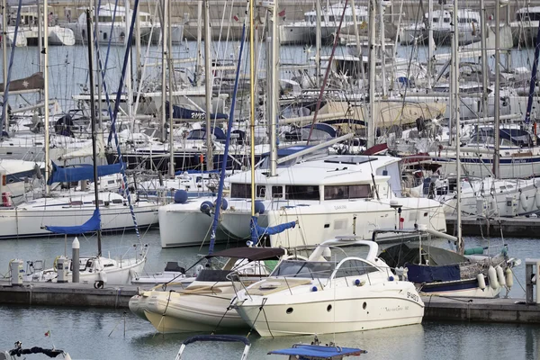 Italia, Sicilia, Mar Mediterráneo, Marina di Ragusa; 15 Enero 2016, vista de yates de lujo en el puerto deportivo - EDITORIAL —  Fotos de Stock